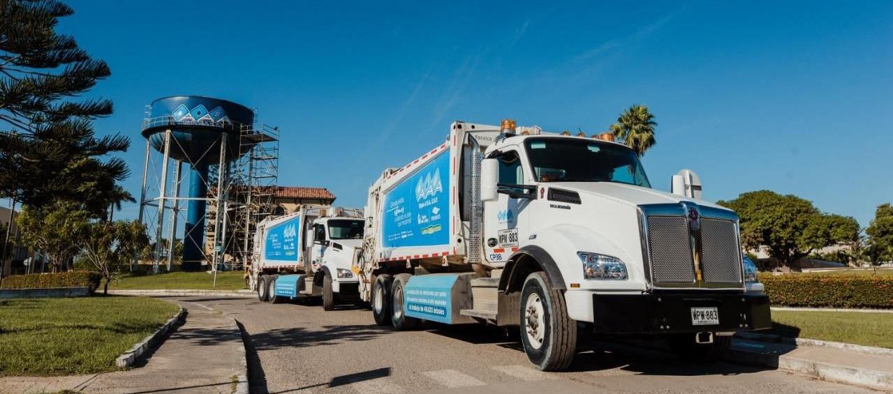 Los vehículos de aseo de Triple A se encuentran embotellados en la vía por bloqueos. 