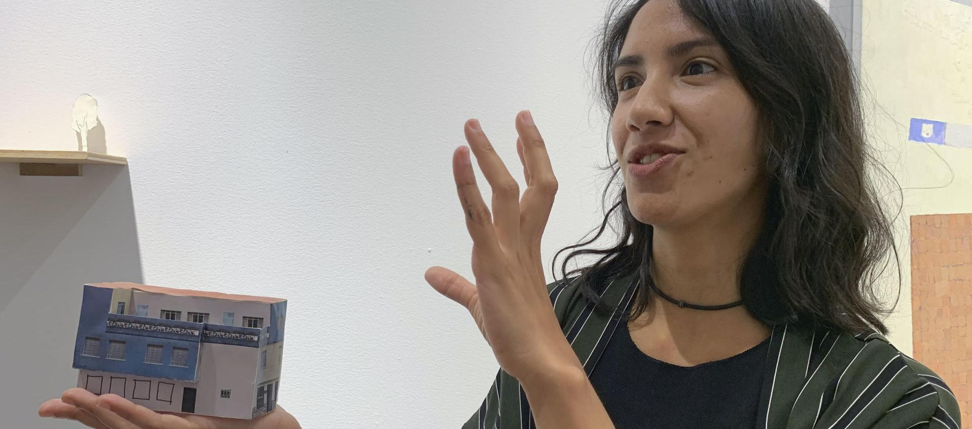 La artista colombiana Nathalia Lasso junto a su obra 'Recortable N.º 1', en el Centro Cultural García Márquez.