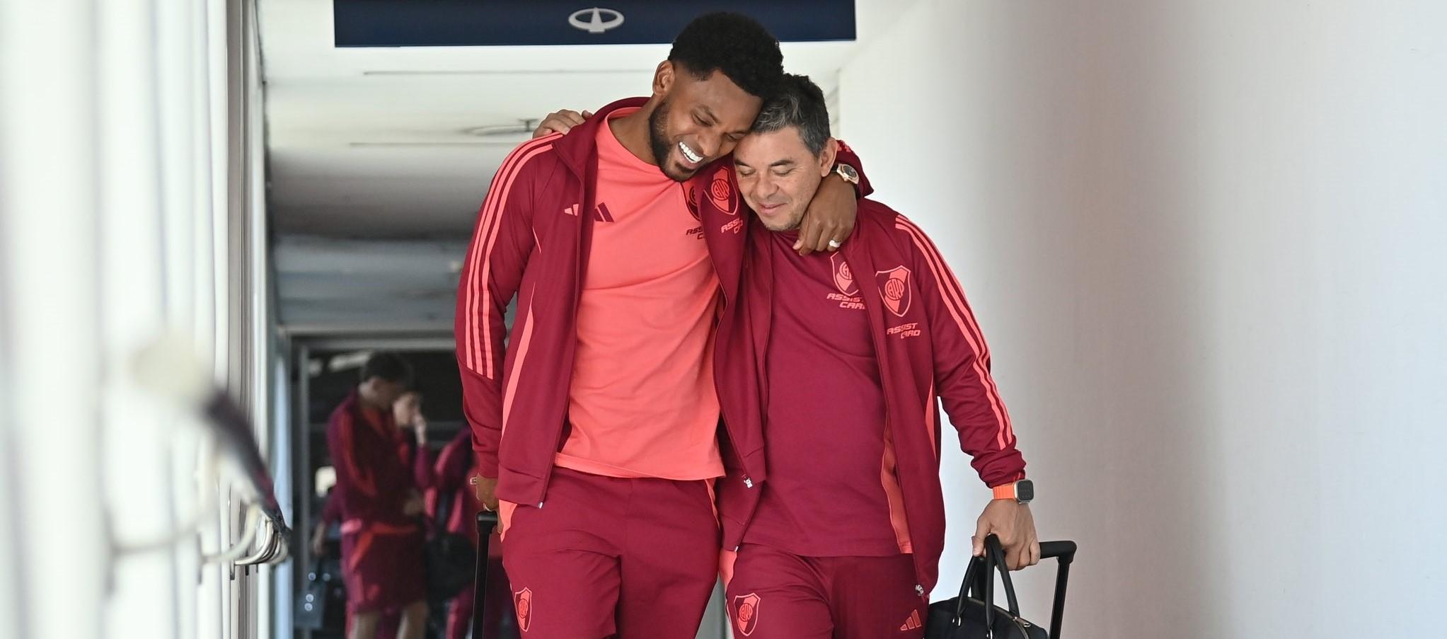 Miguel Borja y Marcelo Gallardo rumbo al avión que los llevaría a Santiago.