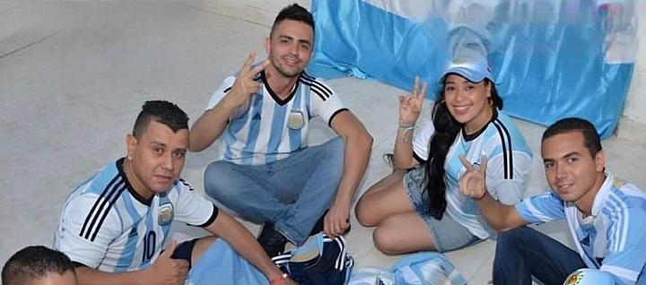 Jóvenes colombianos aficionados de la selección Argentina 