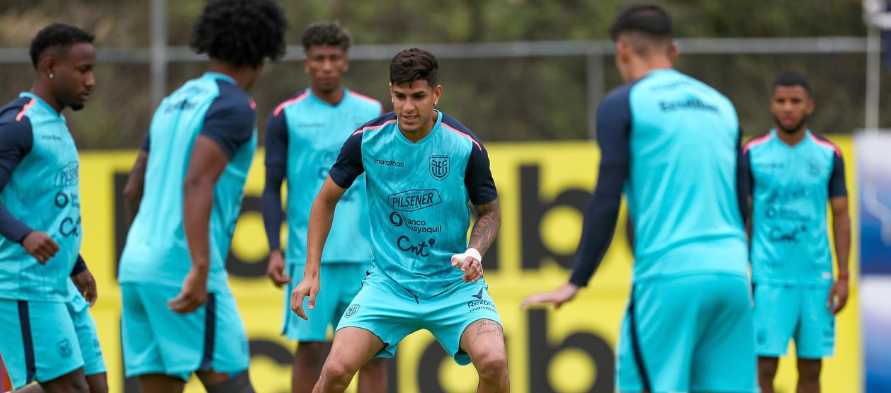 Jugadores de la selección ecuatoriana durante un entrenamiento previo al juego contra Perú. 