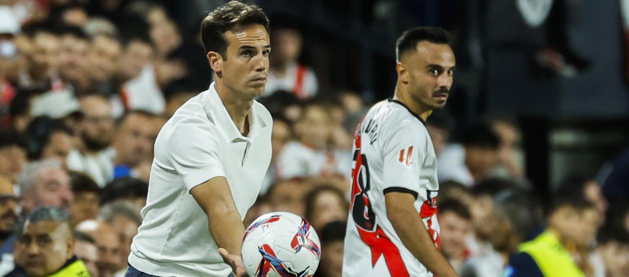 Iñigo Pérez, entrenador del Rayo Vallecano, durante el juego contra Osasuna.