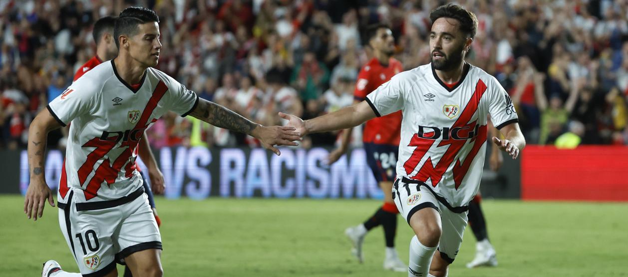 James Rodríguez felicita a Unai López, autor del tercer gol del Rayo Vallecano.