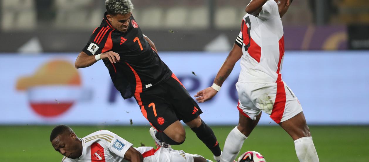 Luis Díaz es trabado por Luis Advíncula durante el partido en Lima. 