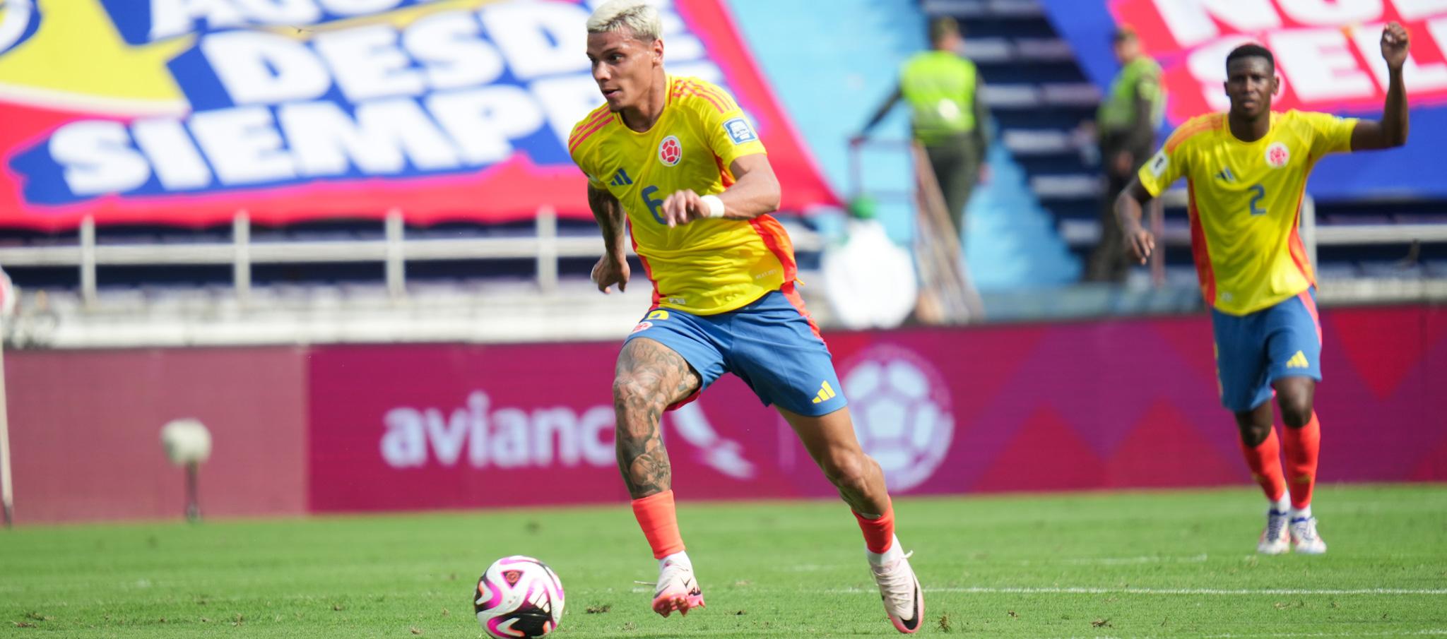 El mediocampoista Richard Ríos durante el partido contra Argentina.