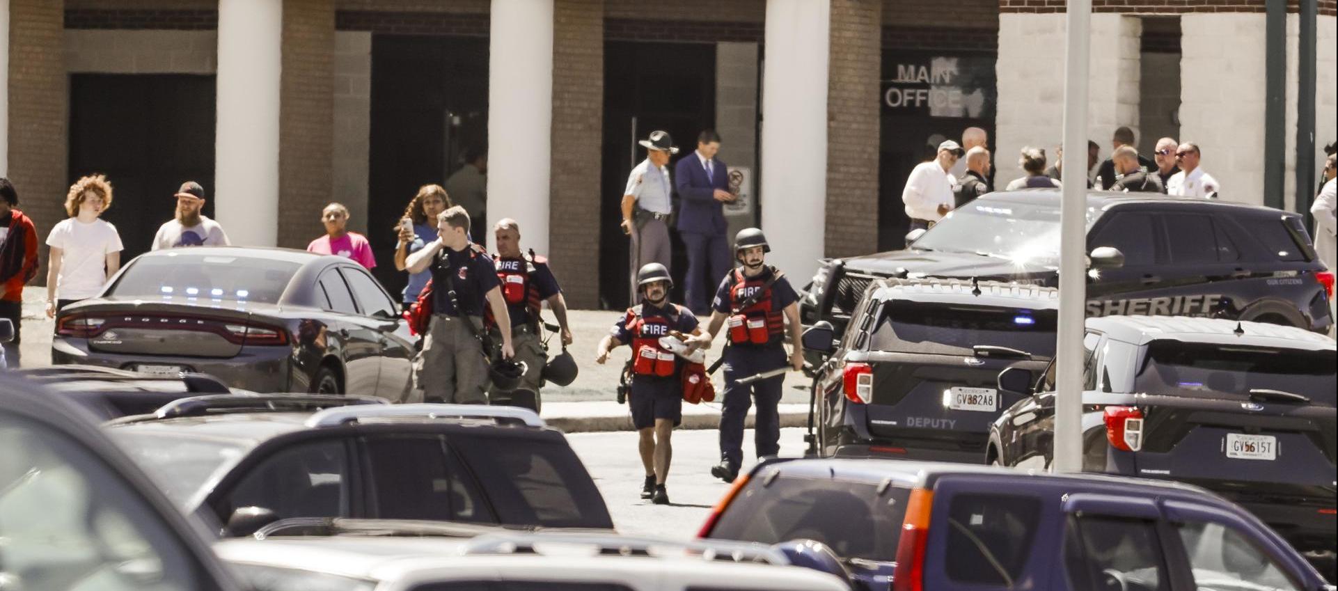 Agentes de policía en la escena del tiroteo.