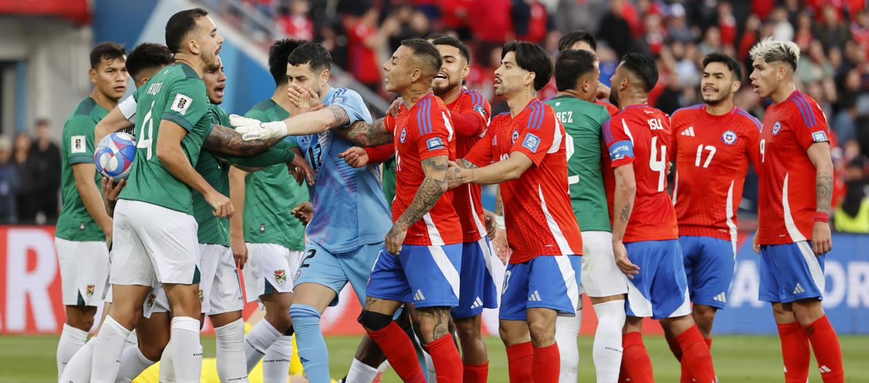 Jugadores de Bolivia increpan a Eduardo Vargas tras marcar el gol del empate para Chile. 