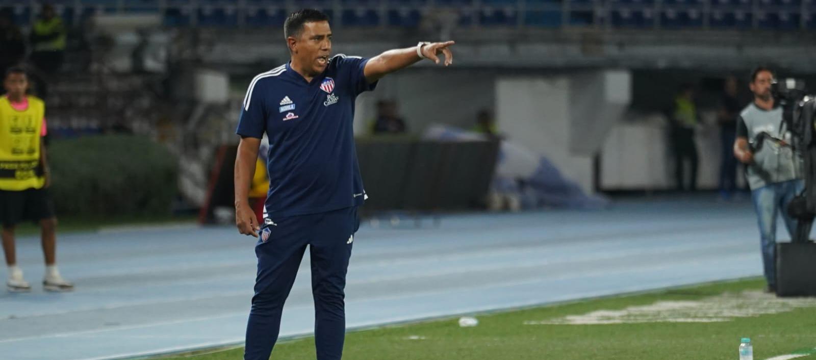 César Farías, técnico del Junior, durante el partido contra el Pereira.