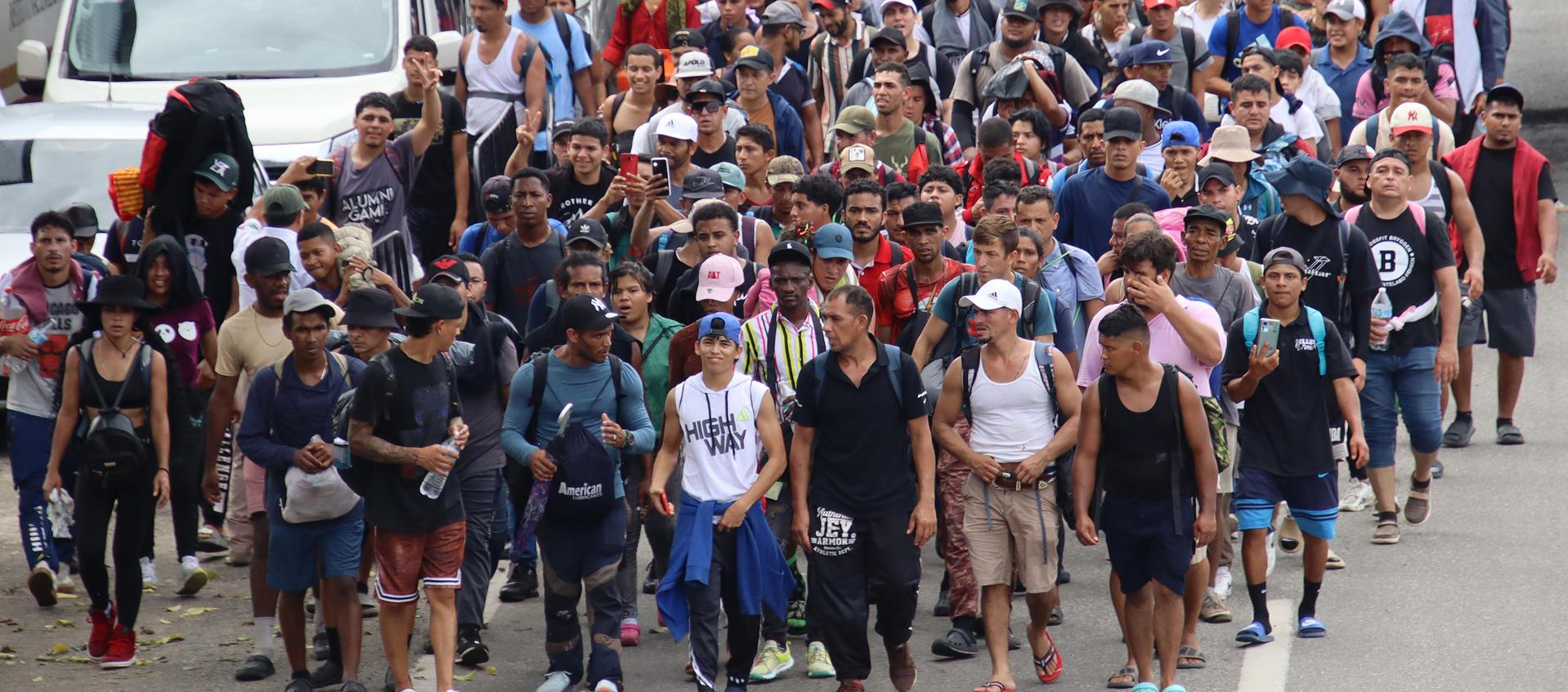 Migrantes caminan en caravana este domingo en el municipio de Tapachula en el estado de Chiapas.