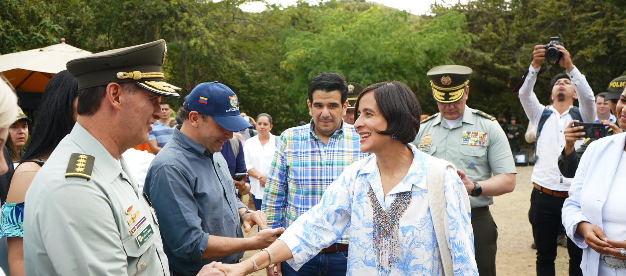 El director de la Policía Nacional, general William Salamanca, y la ministra de Ambiente, Susana Muhamad.