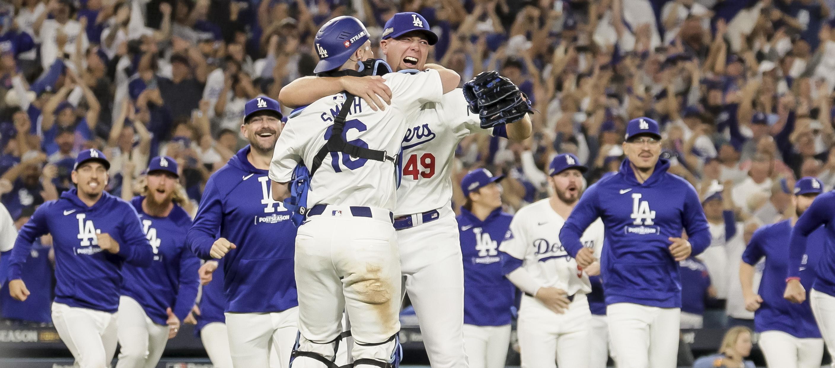 El receptor Will Smith y el lanzador Blake Treinen festejan el paso de los Dodgers a la Serie Mundial. 