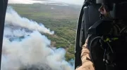 Vista aérea del incendio en Isla Salamanca.