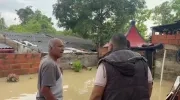 Uno de los damnificados enseña las inundaciones en su vivienda