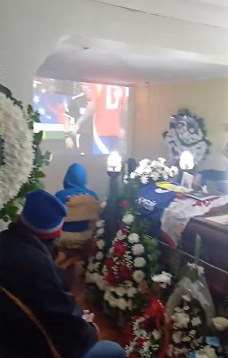 Durante el funeral se vio el encuentro de Chile y Perú. 