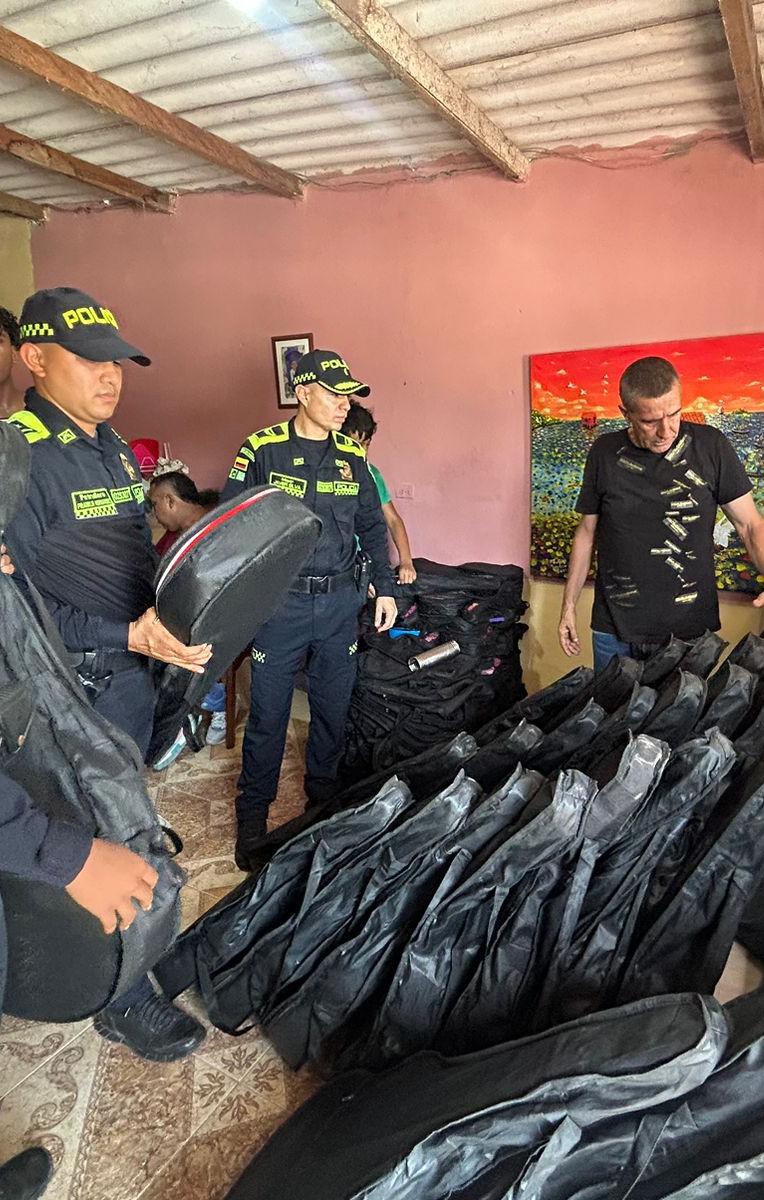 Las guitarras han sido entregadas a la Policía Metropolitana de Santa Marta.