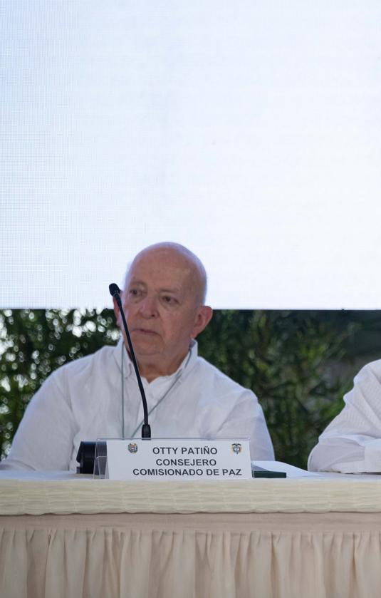 El alto comisionado de paz, Otty Patiño (izquierda).