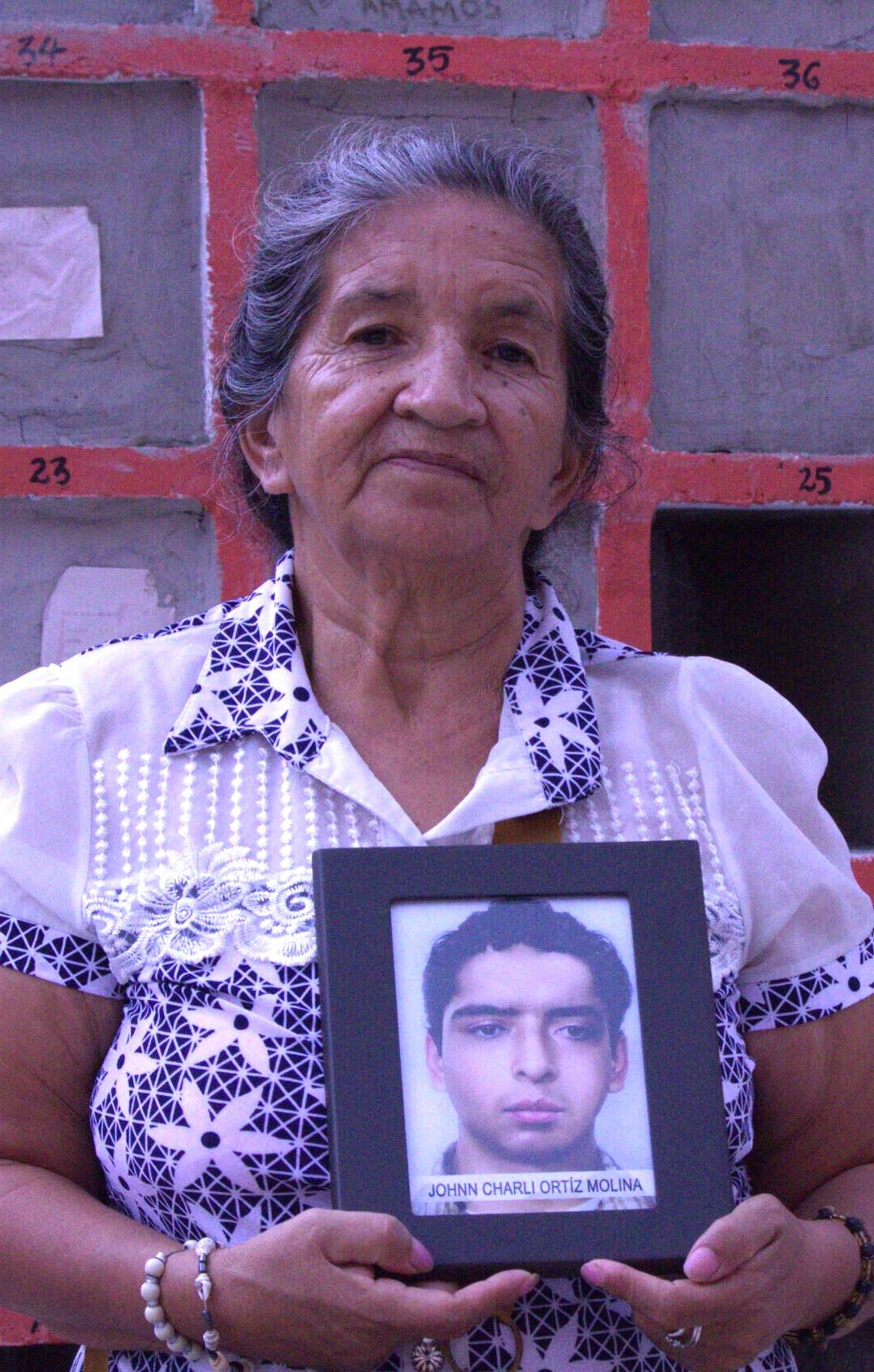 Doña Blanca con el retrato de su hijo fallecido.