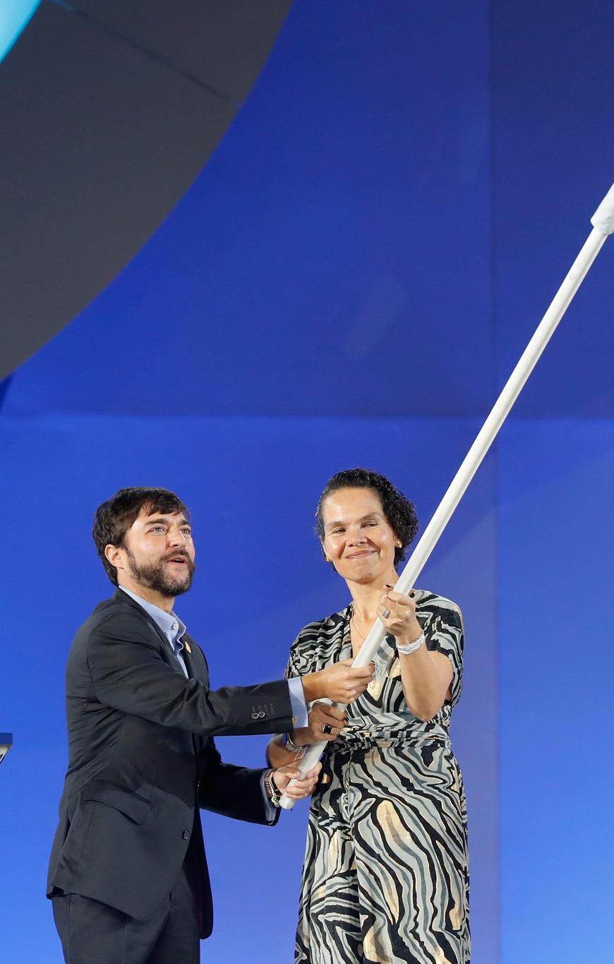 El exalcalde Jaime Pumarejo y la exministra del Deporte, Astrid Rodríguez con la bandera de los Panamericanos.