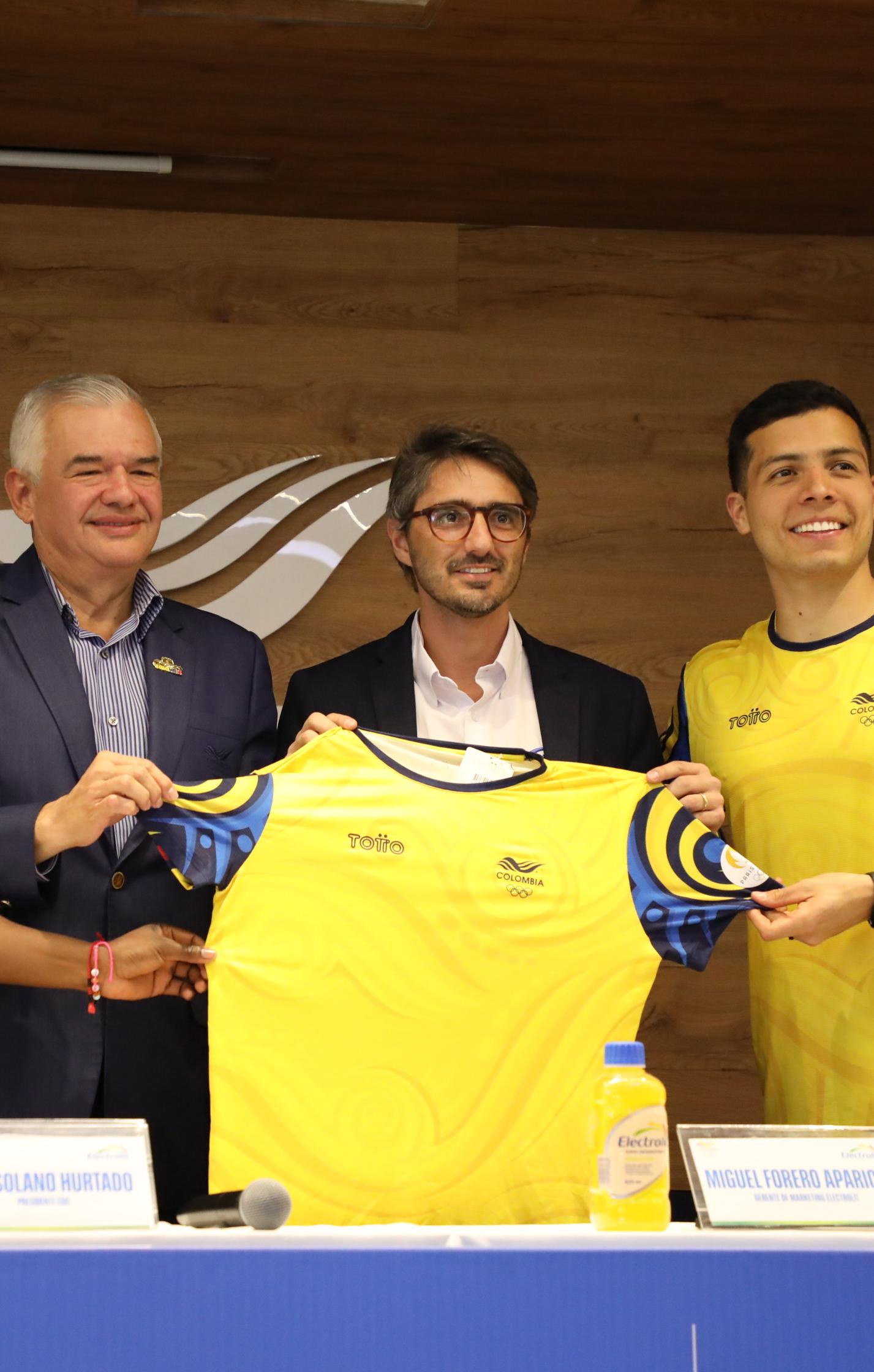 Ciro Solano, presidente del COC, con los deportistas Flor Denis Ruiz y Diego Arboleda.