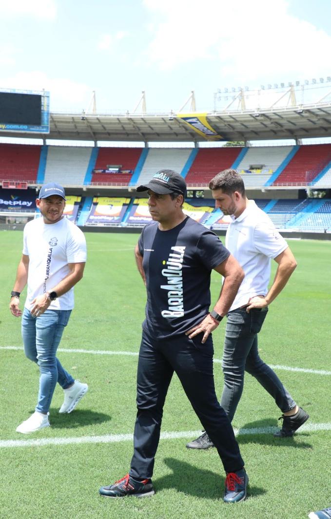 El alcalde Alex Char durante su inspección al estadio Roberto Meléndez.