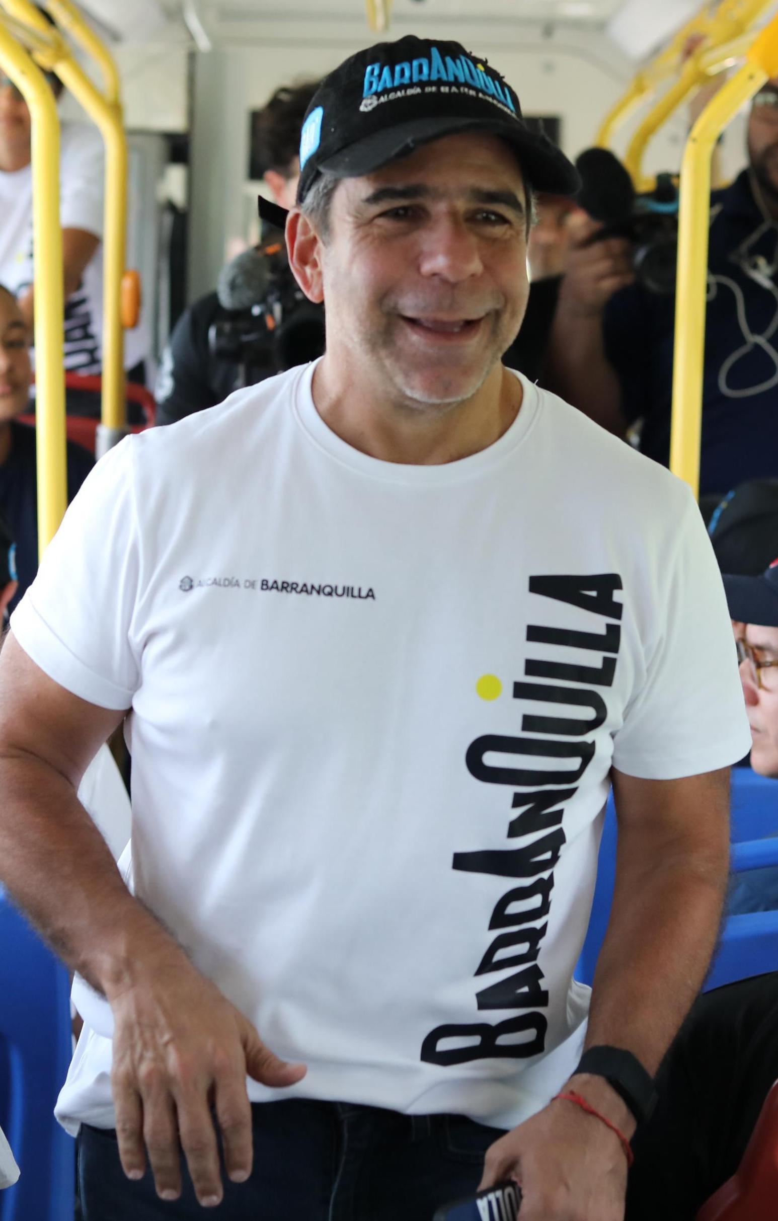 Alcalde Alejandro Char en el bus eléctrico que hará la ruta.