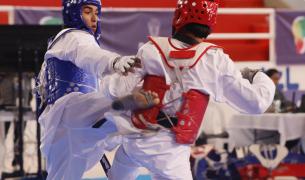 El taewondista atlanticense Elías Ahumada (azul) en su combate final contra Johan Angola.