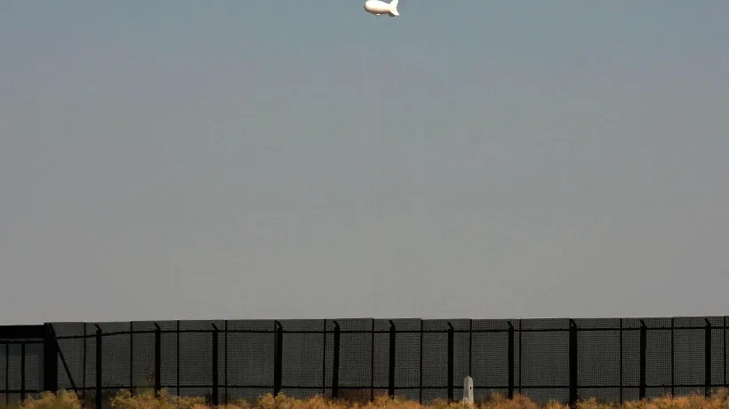 Globo aerostático con cámaras, en funciones de monitoreo y auxilio a migrantes.