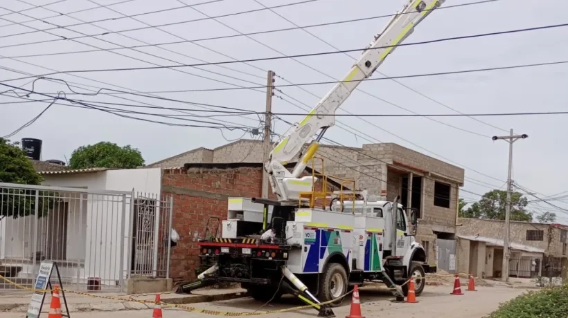 Personal de Air-e trabajando en Riohacha