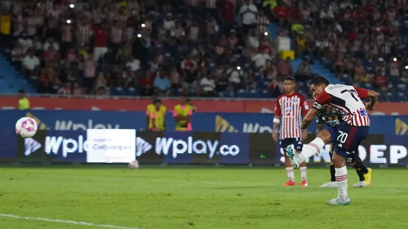 Carlos Bacca cobrando el penalti. 