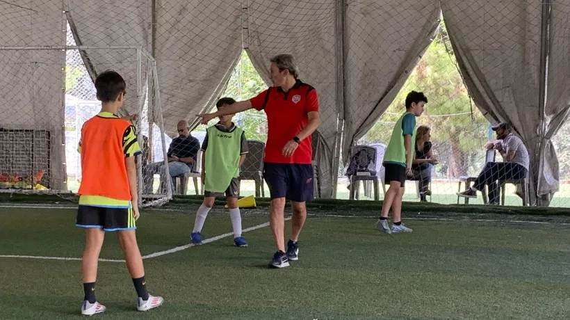 Paco Araujo dando indicaciones a los jóvenes futbolistas.