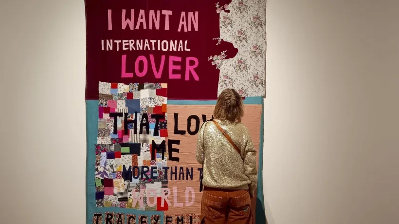 La exposición 'Love is louder' (El amor es más fuerte) en Bruselas aborda tres dimensiones del amor: romántico, familiar y social.