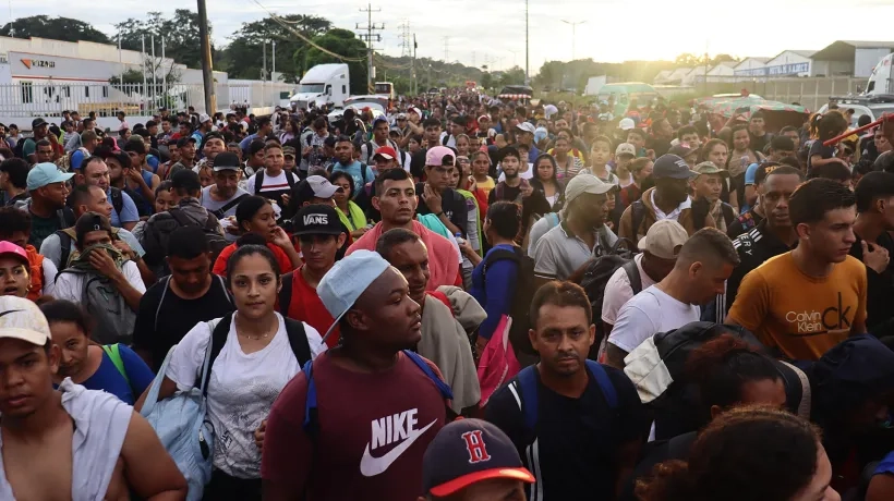 Migrantes caminando en caravana hacia la frontera con Estados Unidos. 