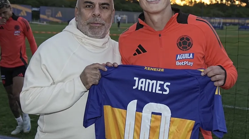 James Rodríguez con 'Chicho' Serna tras recibir su camiseta de Boca Juniors.