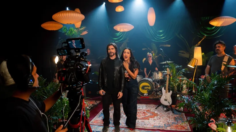 Fotografía del cantante colombiano Juanes, junto a la cantante puertorriqueña Gale. 