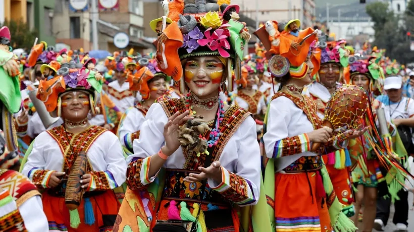 Integrantes de una comparsa participan en el desfile del 'Canto a la Tierra' este viernes, en el Carnaval de Negros y Blancos en Pasto. 