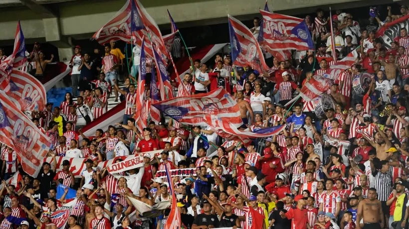 Los hinchas alentaron el equipo tiburón en el Metropolitano. 