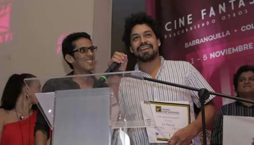 Jorge Ferreira entrega el galardón al cineasta David Aguilera Cogollo.