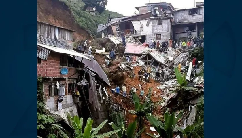 Labores de rescate en medio de las viviendas destruidas