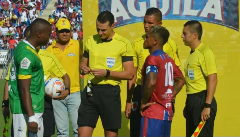 Wilmar Roldán, con los capitanes de Unión Magdalena y Deportes Quindío.