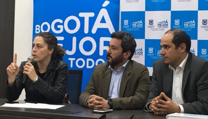 Los secretarios de despacho, Cristina Vélez, Jairo García y Raúl Buitrago, hablan sobre lo sucedido en Engativá.