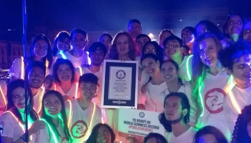 La actriz Alejandra Borrero muestra el certificado de récord Guinness.