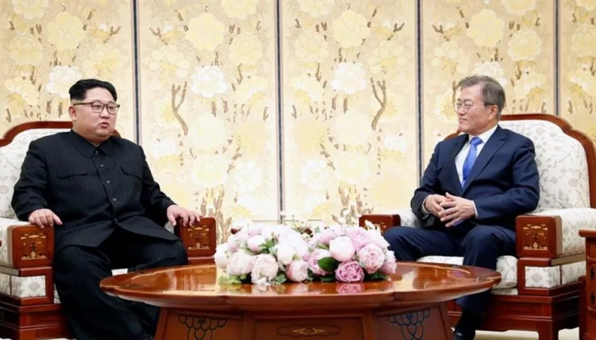  El líder norcoreano Kim Jong-un (i), conversa con el presidente surcoreano, Moon Jae-in (d).