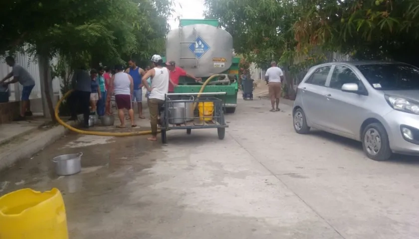 Un carrotanque llegó de abastecer de agua a la comunidad de Villa Olímpica.