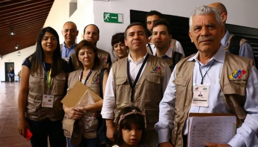 Javier Couso (centro), diputado de IU en el Parlamento Europeo, reportó normalidad en votaciones en Venezuela.