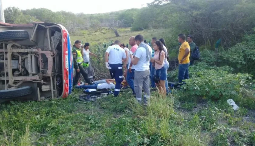 Nueve heridos dejó el volcamiento de buseta de Puerto Colombia