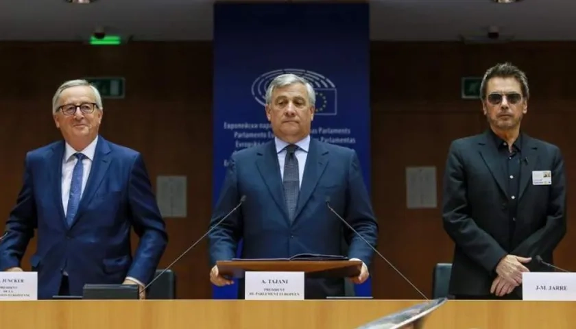 El presidente de la Comisión Europea, Jean-Claude Juncker (i); el presidente del Parlamento Europeo, Antonio Tajani (c); y el compositor francés Jean-Michel Jarre (d).