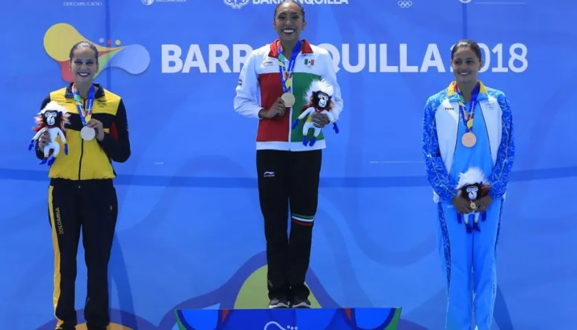 La mexicana Joana Jiménez (c), medalla de oro, la colombiana, Mónica Arango (i), plata, y la arubiana Kyra Hoevertsz, bronce, posan en el podio durante la premiación 