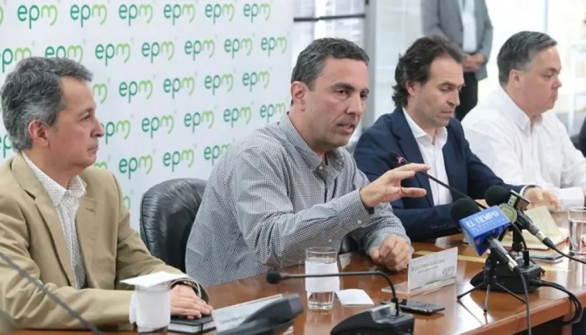 Directivos de las EPM, durante la rueda de prensa.