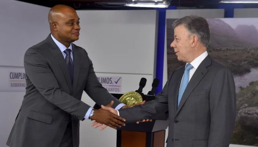 Ministro de Ambiente y Presidente Santos, durante la firma del documento.
