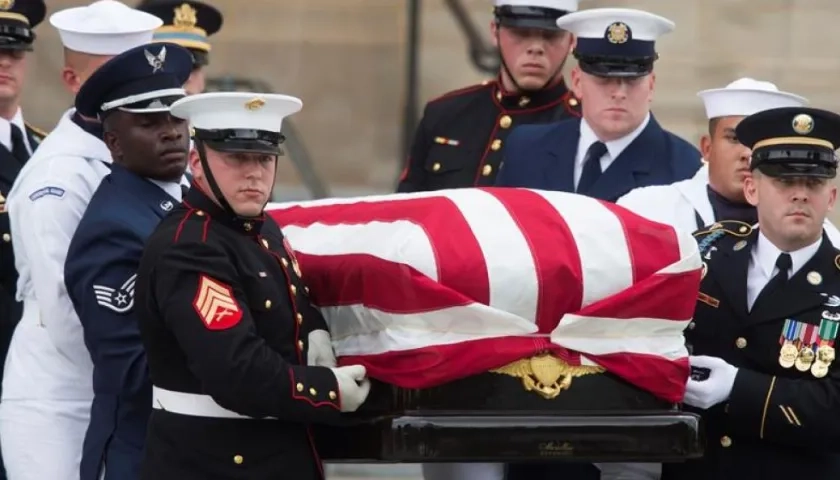 Con honores militares fue sepultado el senador John McCain.